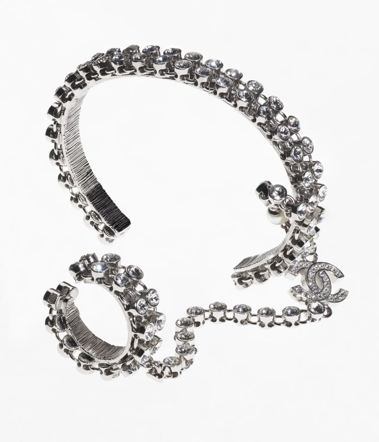 在每一格中加入水鑽的鏈條再配襯水晶「CC」Logo