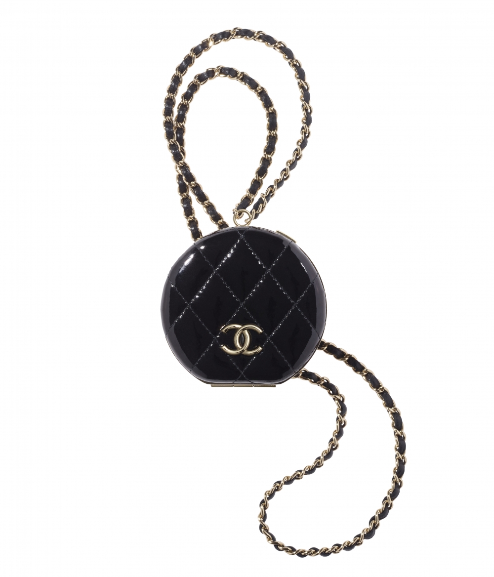CHANEL黑色菱格紋漆皮鏡子包配上長頸鏈,成為搭配造型的隨身時尚配飾。