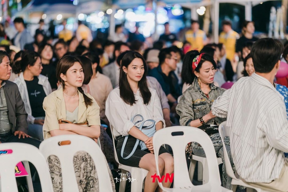 在劇中搶眼的水藍色手袋是出自Alexander McQueen The Curve