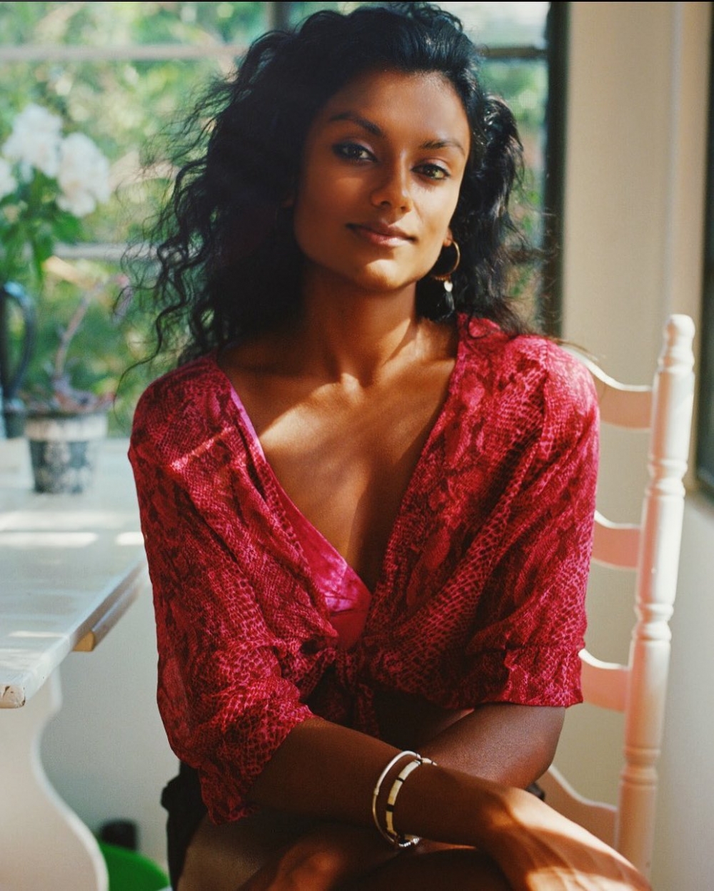 其中最讓人關注的就是這位,將與Anthony擦出刺激戀曲的女主角Kate Sharma。