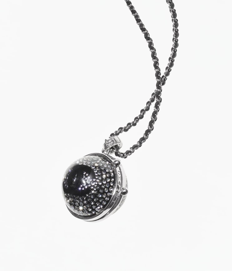 唇膏盒、水晶球多串式層疊和混搭點綴