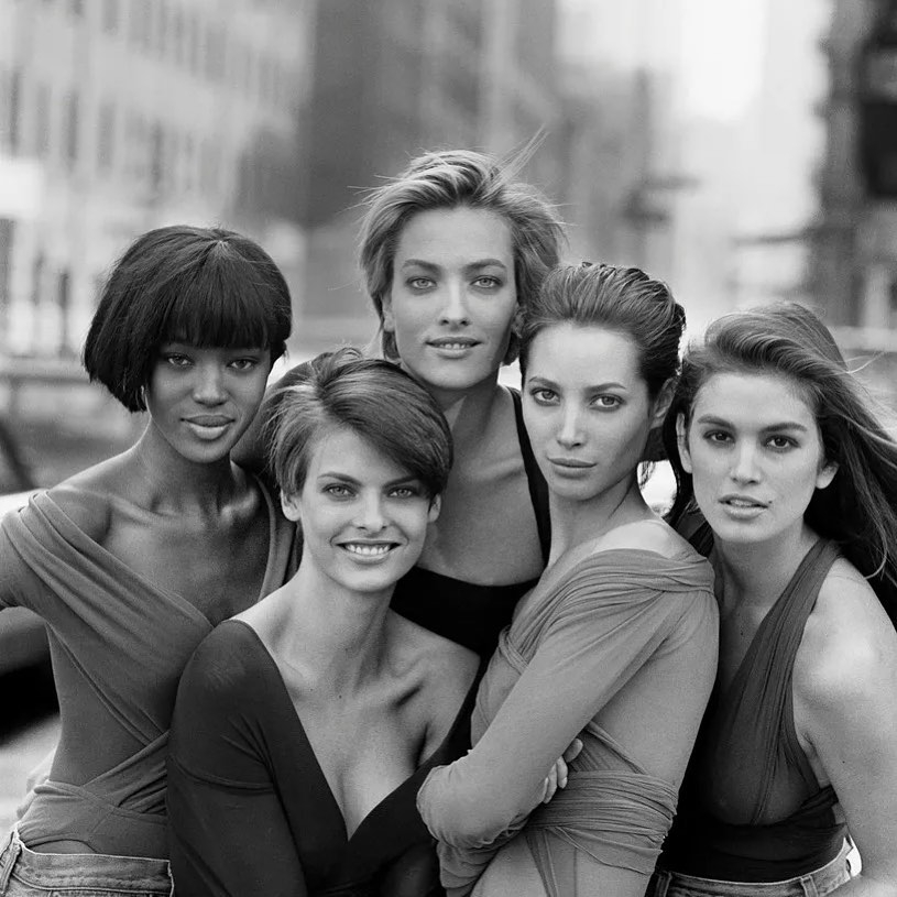 5位模特兒Linda Evangelista、Christy Turlington、Cindy Crawford、Naomi Campbell 和 Claudia Schiffer被稱為「超級名模」