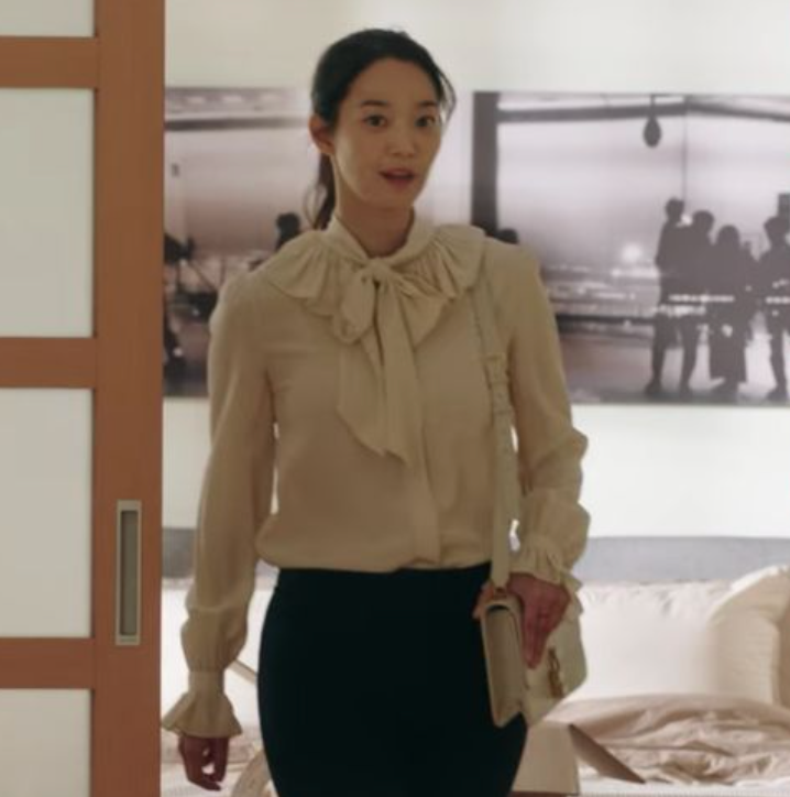 在第三集中登場的白色Saint Laurent CARRE手袋