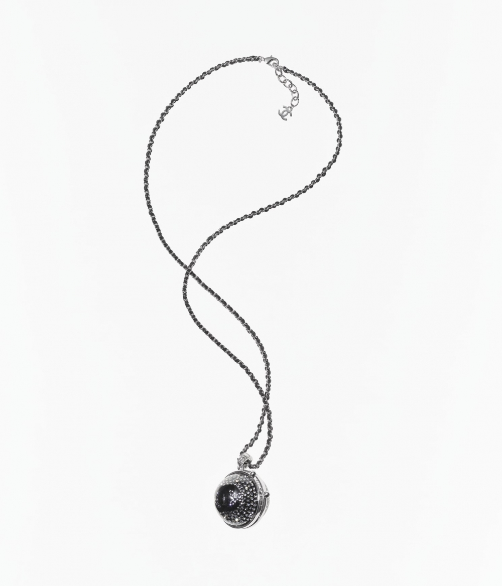 在「CC」Logo下鑲嵌白水晶作為點綴的小球頸鏈,