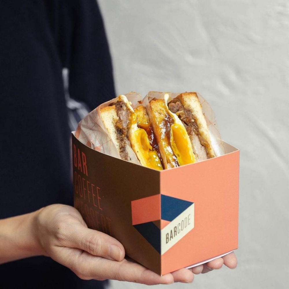 白天的菜單上,供應著牛肉三明治、甜點和沖調咖啡。