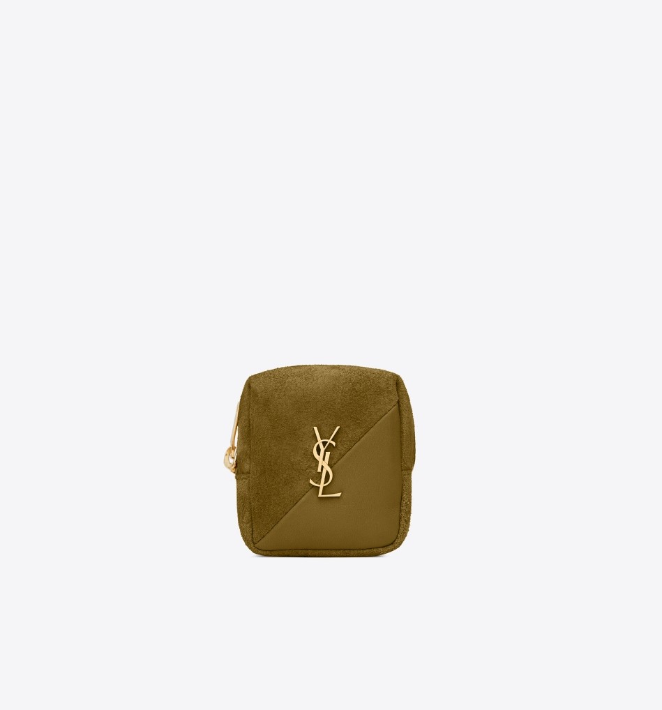 一同登場的還有這一款JAMIE立方體的小銀包,吸睛的絨面材質加上飽滿的輪廓。