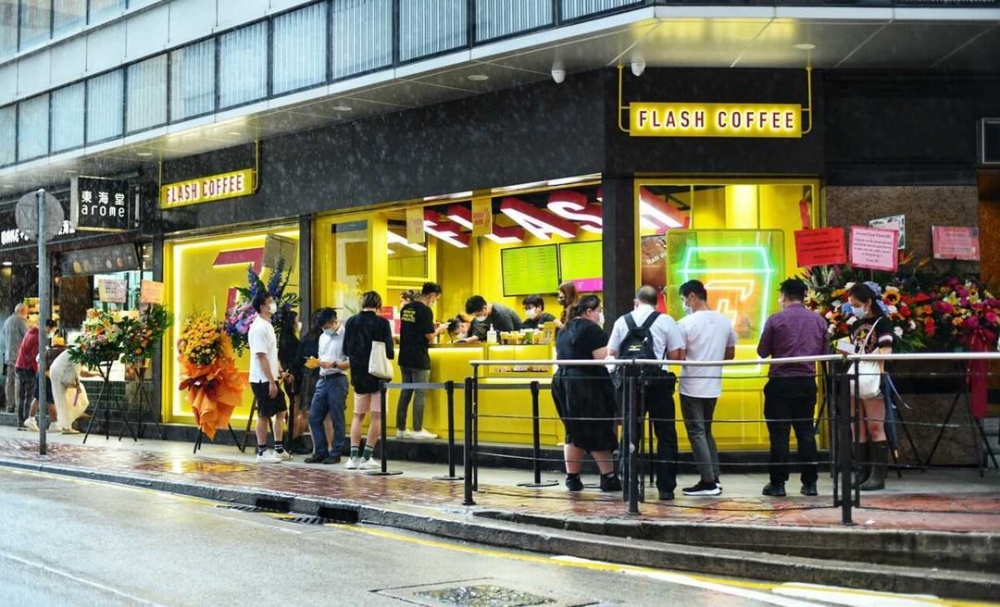 剛開幕的咖啡廳Flash Coffee,吸引了許多咖啡愛好者駐足