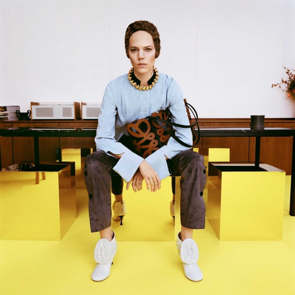 各式經典款卻都紛紛換上了一系列迷人的「深邃柔沙色調」