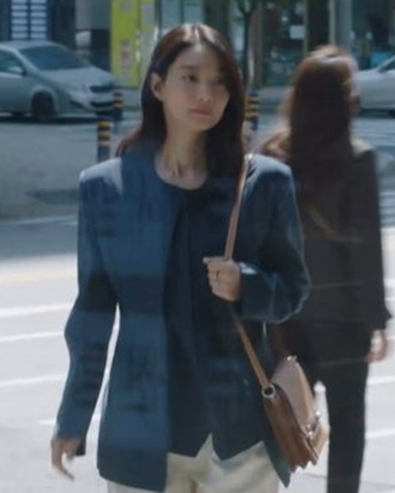 背著Hermès Roulis Mini的尹慧珍,俐落又帥氣