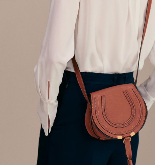 模特兒背著Chloé的棕色半月包