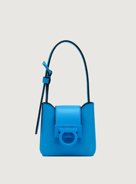 Salvatore Ferragamo採用簡約現代的Trifolio系列打造出這款Mini Bag