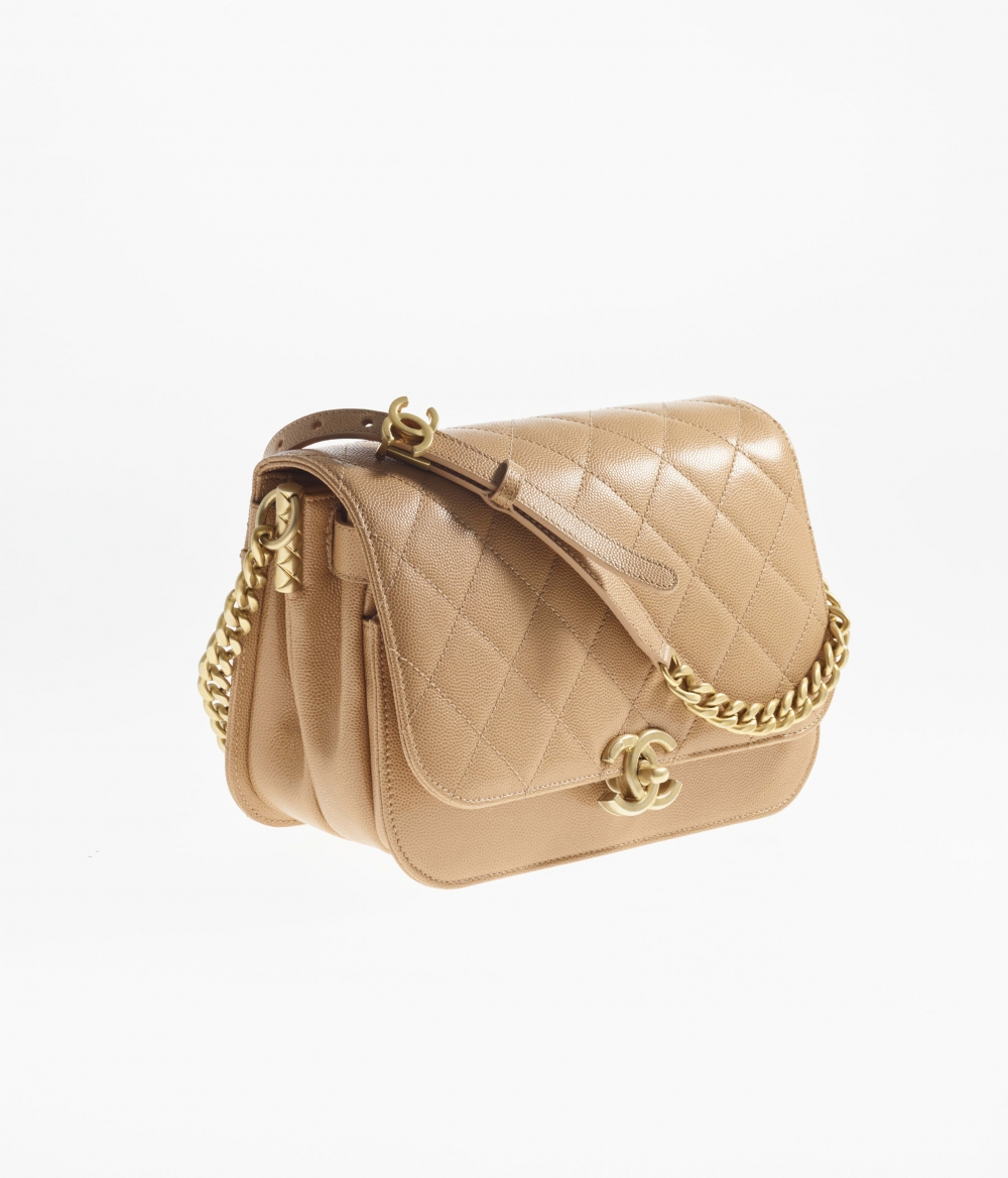 有著簡單長方輪廓包身與風琴内袋設計的「Messenger Bag 」