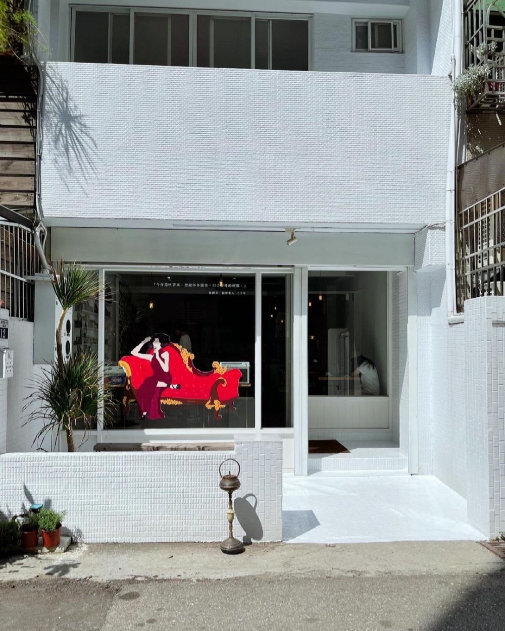 位於台中的全白建築物感傷唱片行咖啡廳