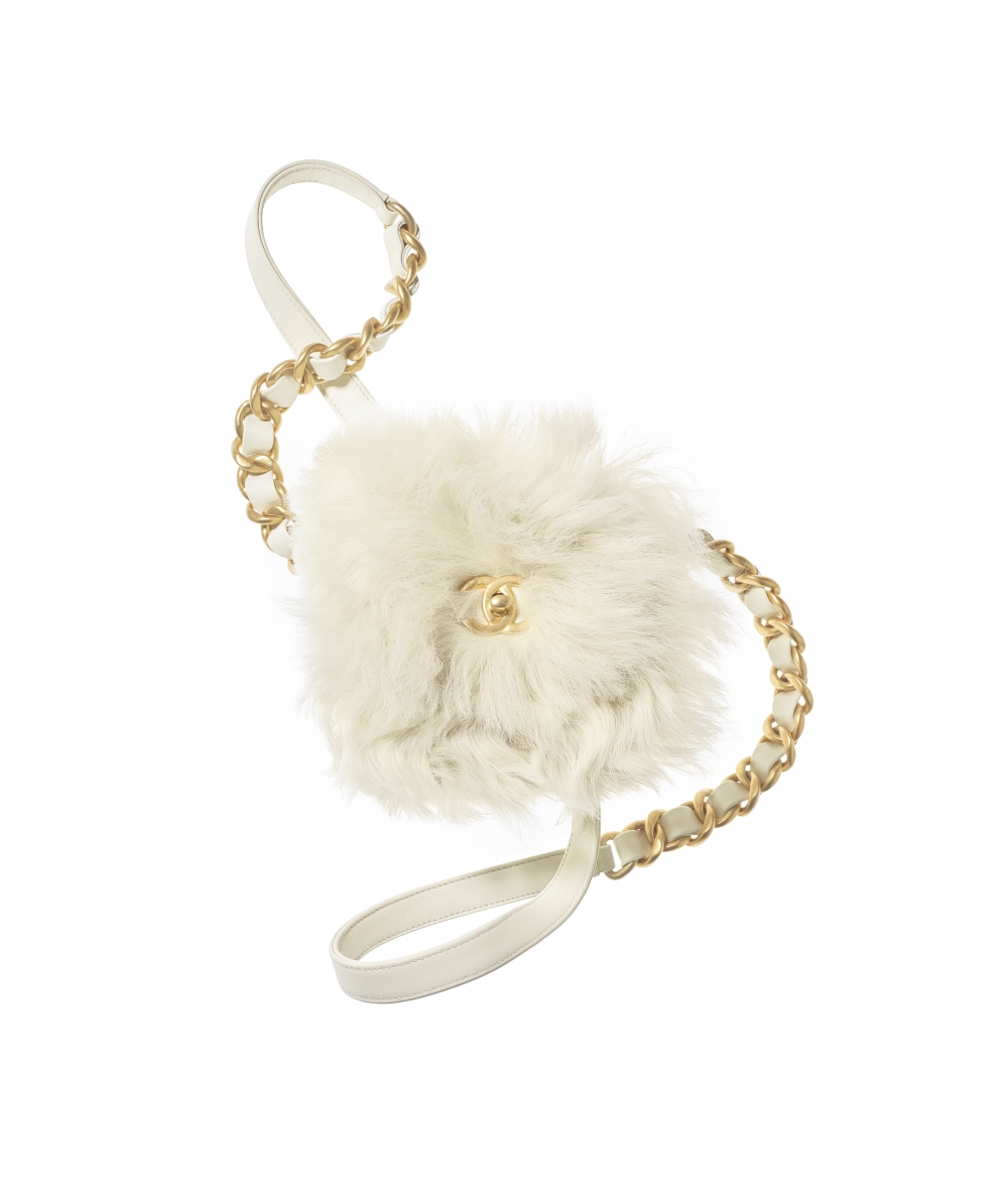 這顆毛茸茸的羊毛小包備有黑、白兩色,冬天毛毛單品當道,是完美的華麗小配件。