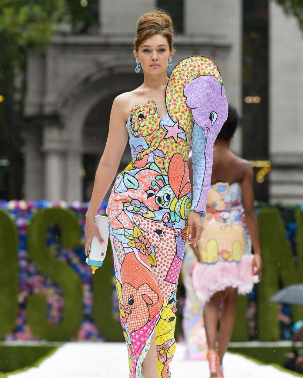 Moschino 2022春夏氣勢開場的GiGi Hadid