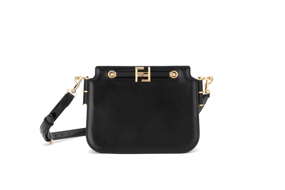 FENDI Touch採用歷久不衰的中性色調,包括黑色、駝色、棕色、灰色,以及綴有蟒蛇紋細節的白色。