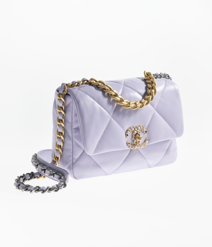 以Chanel女士的生日日期「19｣命名的CHANEL 19 