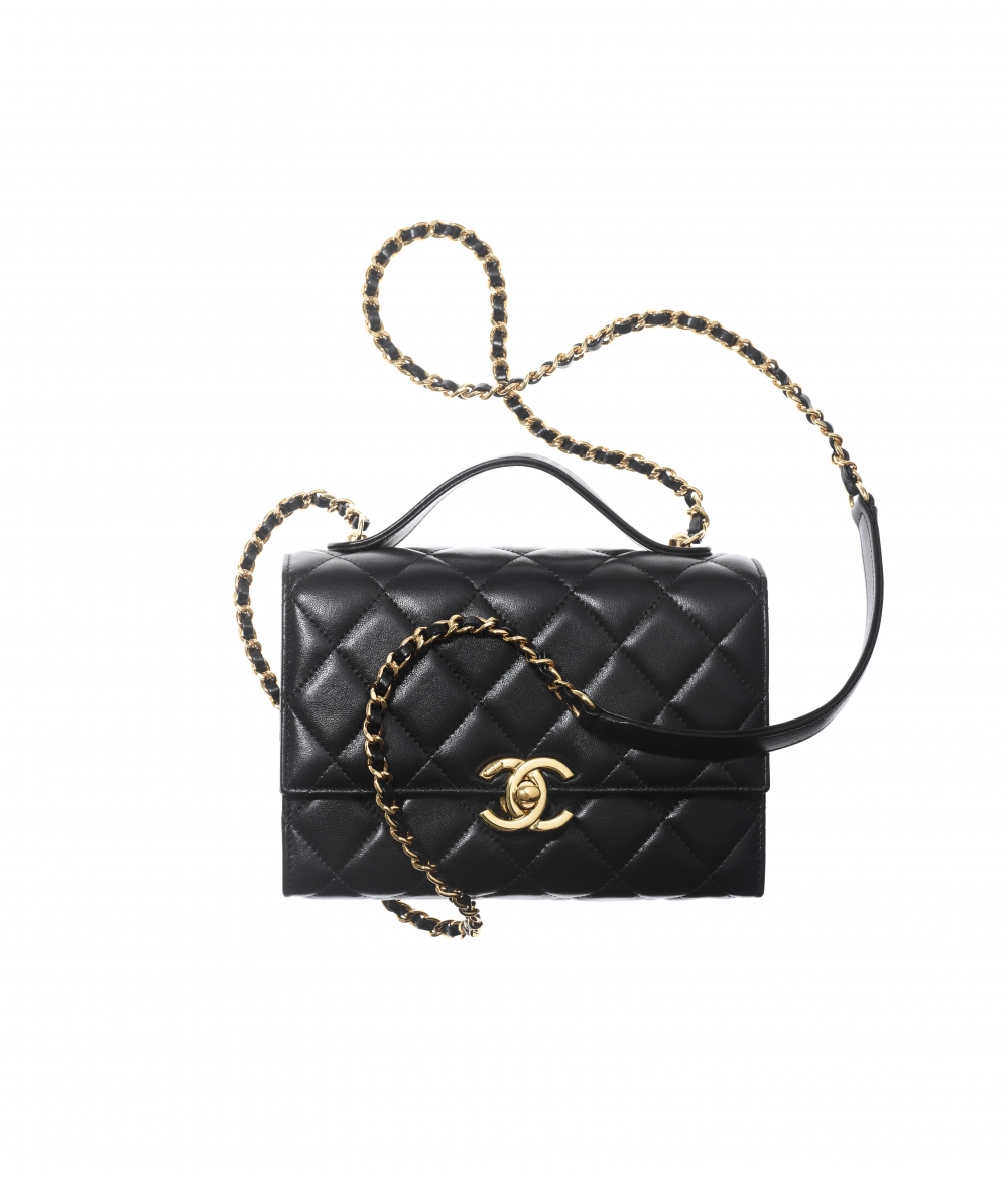 CHANEL黑色皮革菱格紋雙C Logo翻蓋手袋,配上手提位經典造型,是耐看的投資款式。