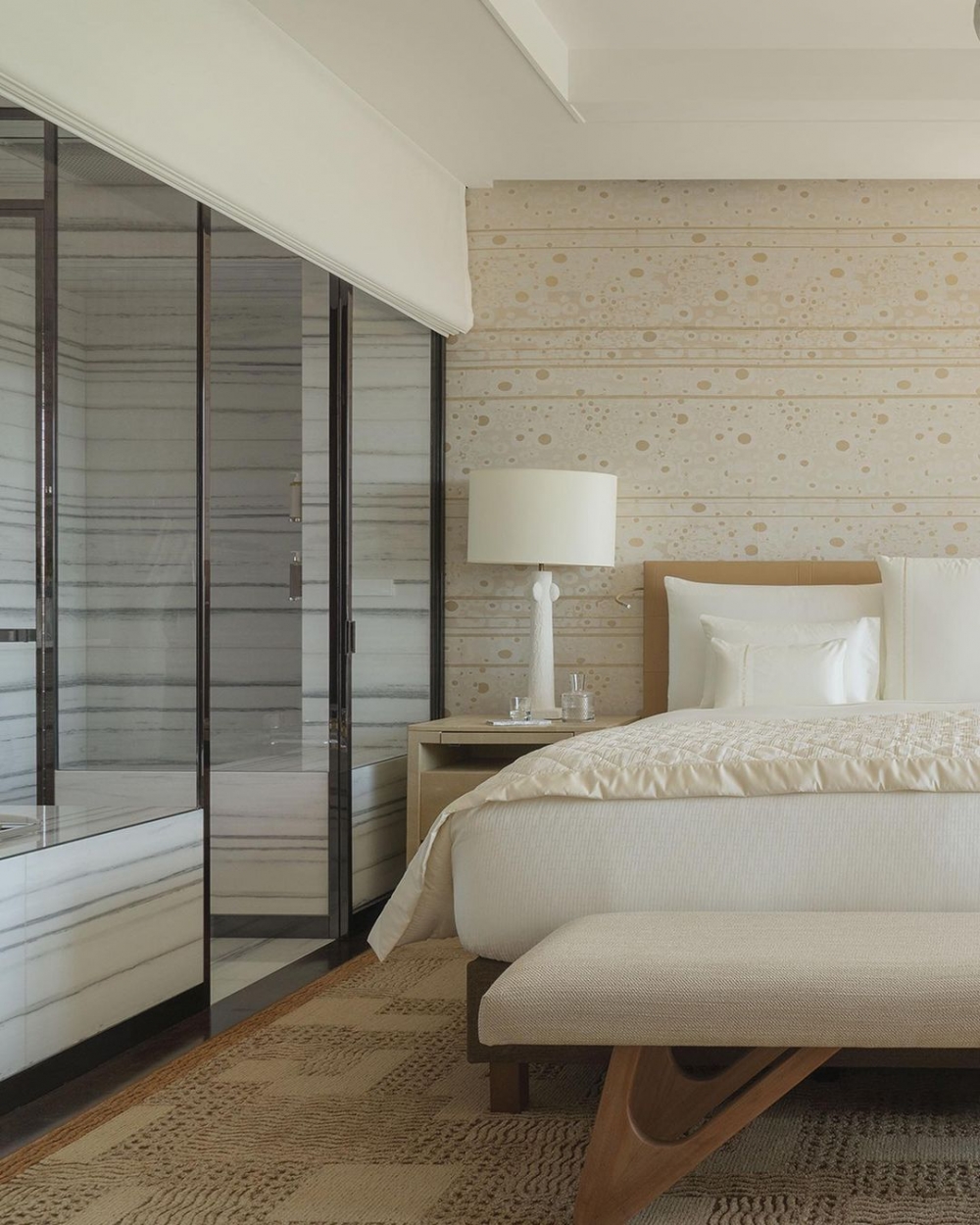 點綴著這個絕美的巴黎窗框畫作