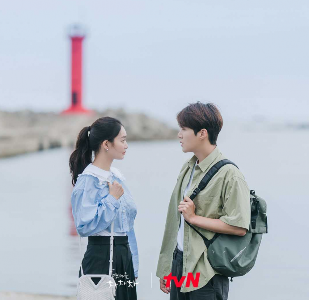 背著Bottega Veneta Point的尹慧珍,展現知性氣質