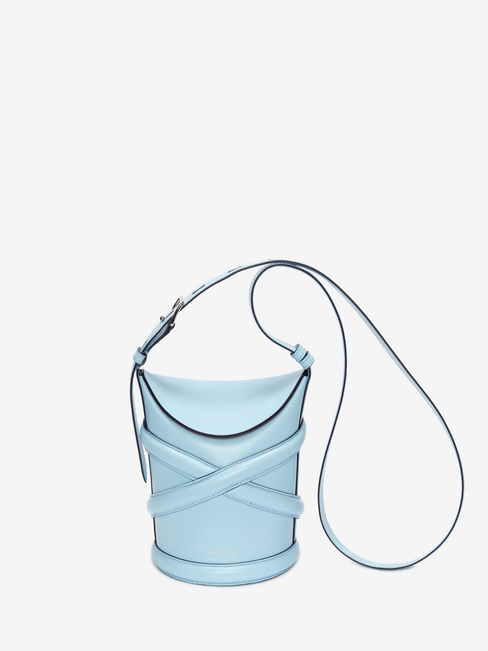 水藍色的手袋是來自品牌Alexander McQueen的設計