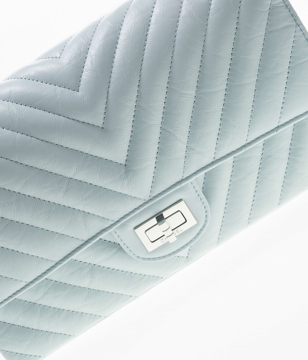 經典2.55袋款將方扣代表搶眼的CC Logo