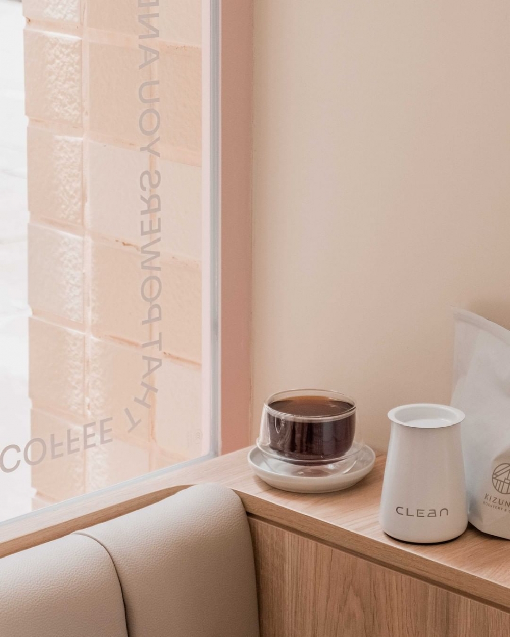 一進入空間就能感受到療癒和清晰感,周圍的夢幻調配出的微妙背景,點亮了轉角處的這間咖啡洗衣店。
