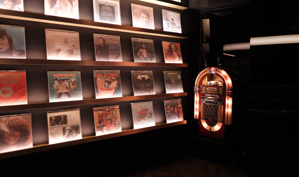 有復古點唱機的酒吧