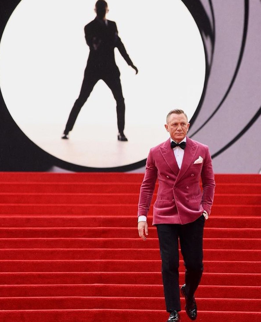 「占士邦」的Daniel Craig，他穿粉色天鵝絨西裝登場