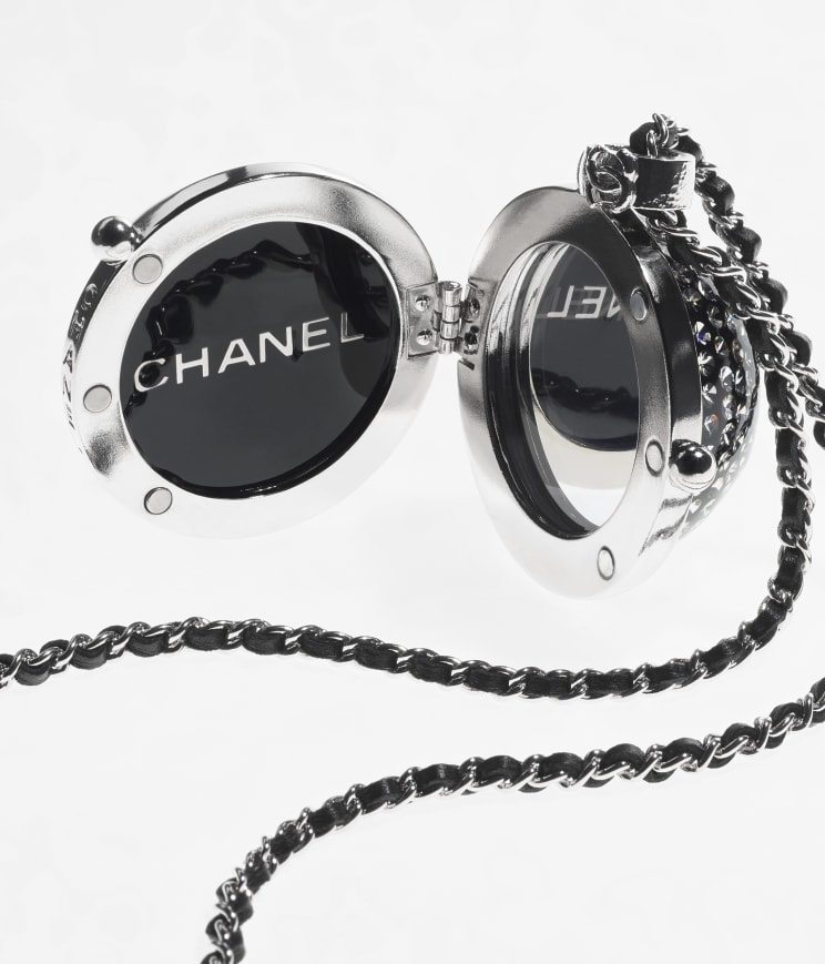 打開項鍊內部附有一個小小的圓鏡