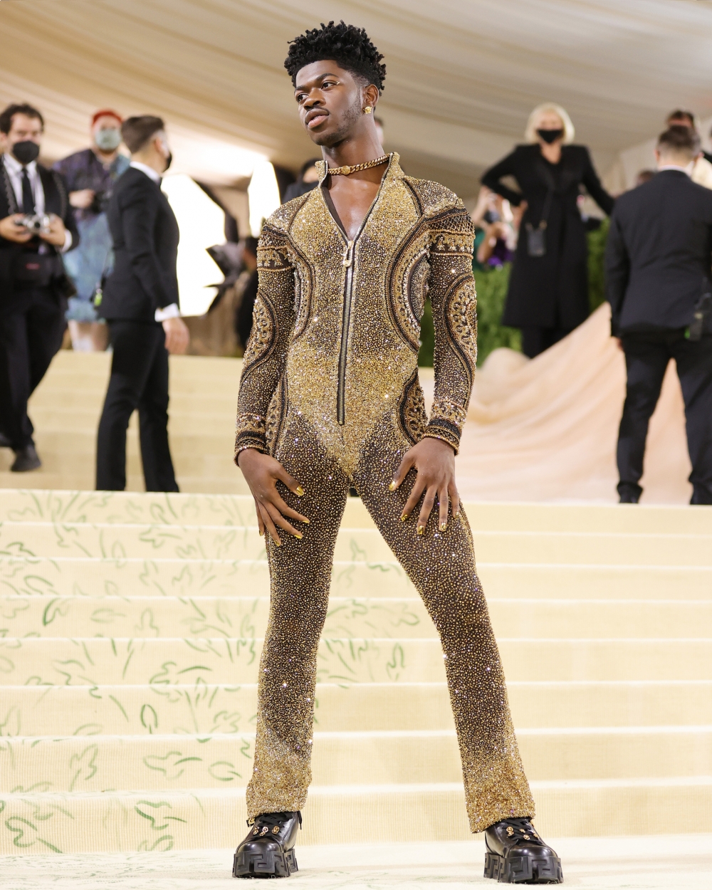 身穿Versace的男歌手Lil Nas X