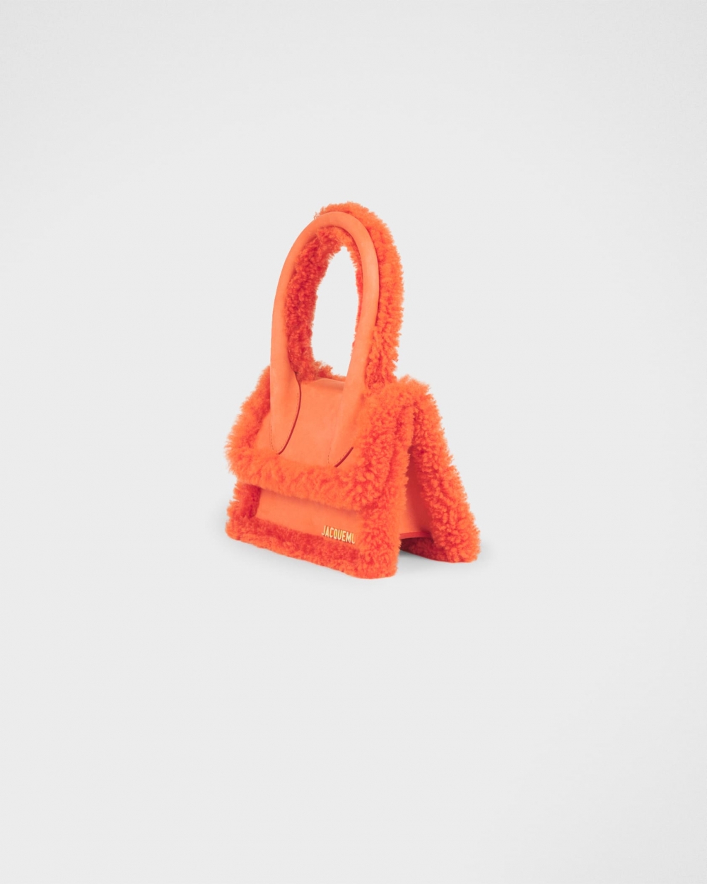 因Jacquemus的關係在時尚界掀起了一陣Mini Bag的熱潮