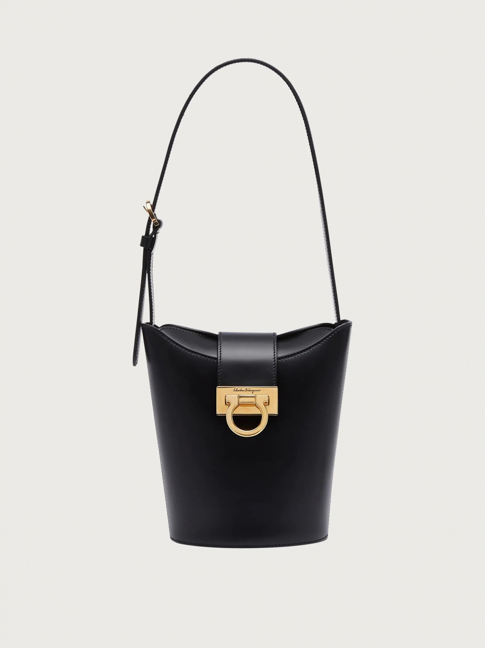 讓人矚目的水桶包Trifolio Shoulder Bag,半光面小牛皮製成