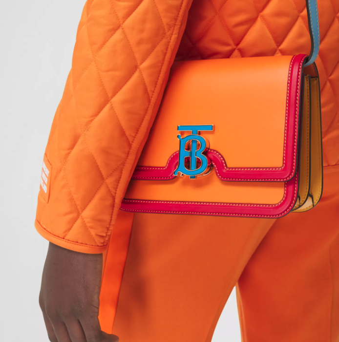 款 TB Bag則跳出圈圈採用拼色皮革製