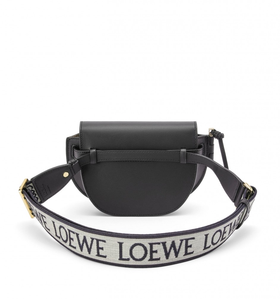 並且都換上了印有Logo標誌的粗版揹帶