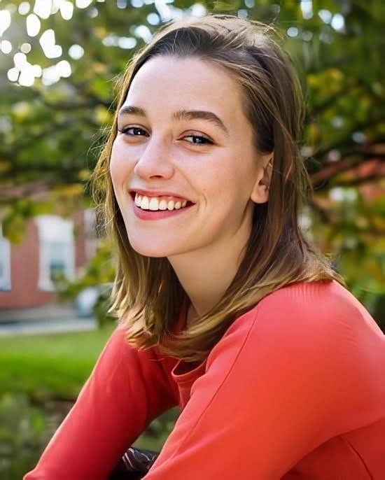 Victoria Pedretti從高中時便開始探索演戲的領域