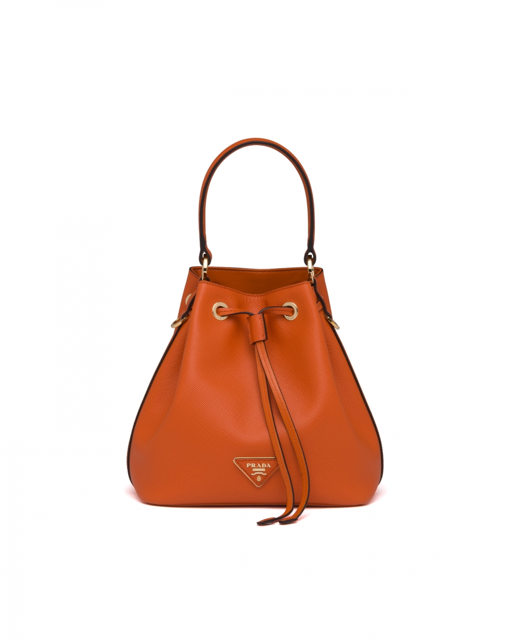 Prada這款Saffiano水桶袋設計簡潔大方