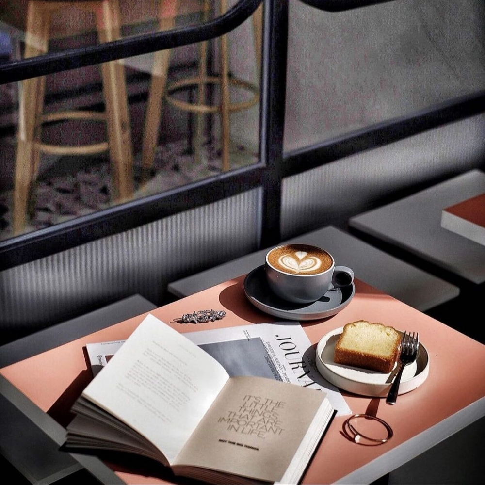 白天的菜單上,供應著牛肉三明治、甜點和沖調咖啡。