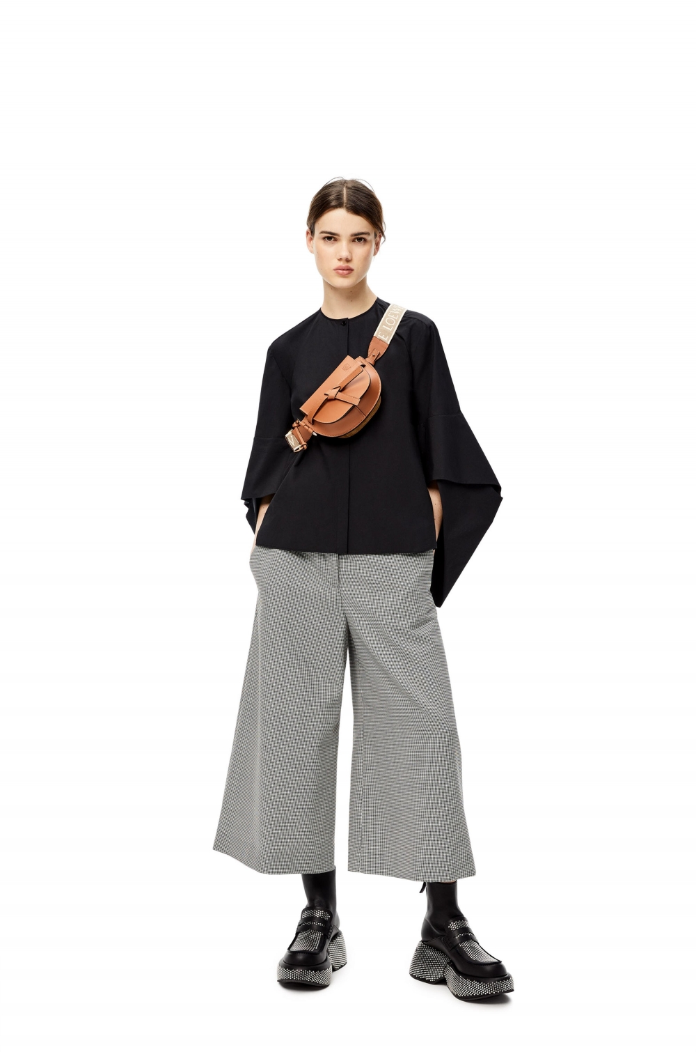 LOEWE Gate Bag分別有小號和迷你尺寸，如同這一次全新賦予的設計，兩款皆採用高質感小牛皮 。