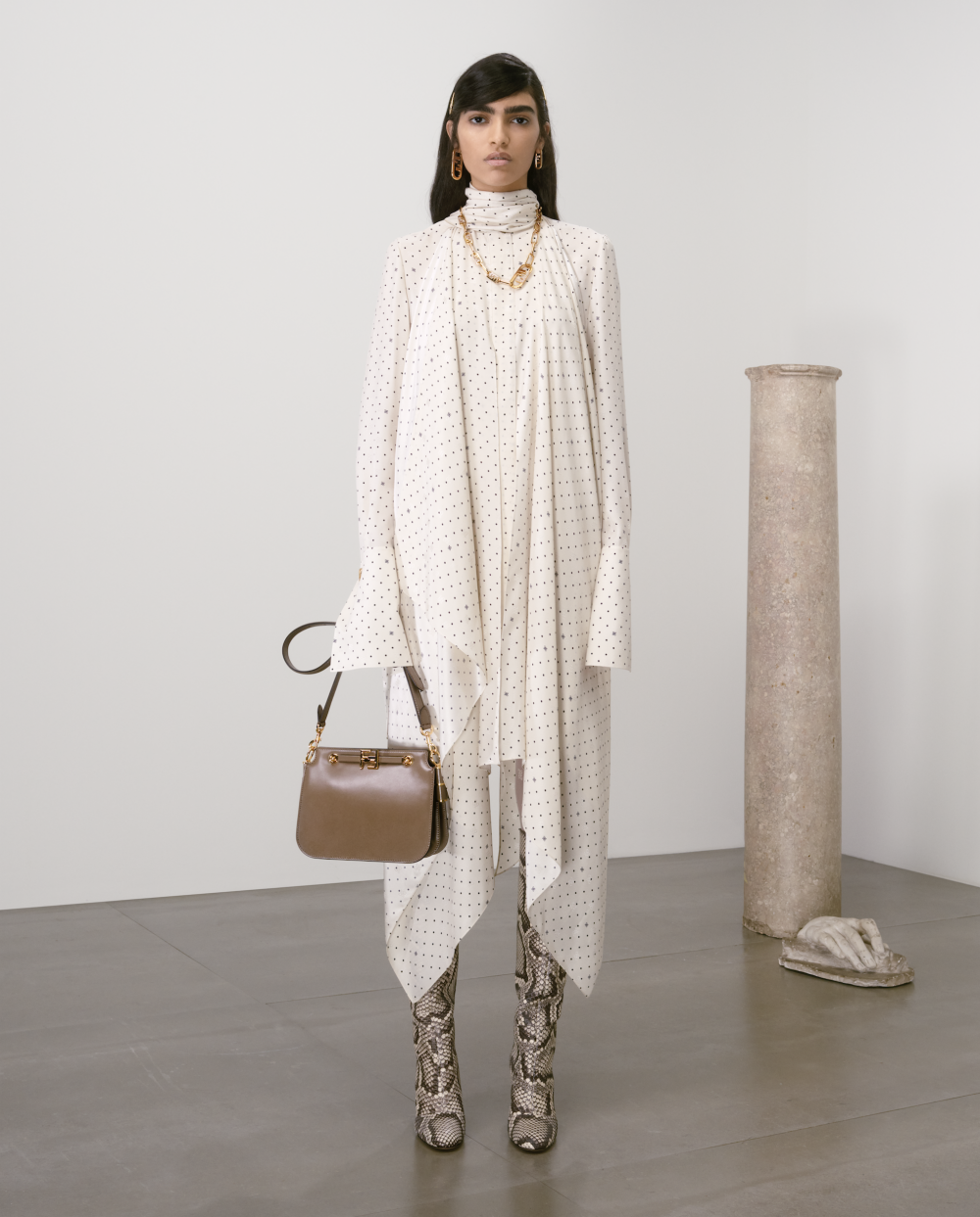 簡潔幹練的FENDI Touch全新登場,長方形輪廓、雙風琴褶設計自帶優雅復古感。