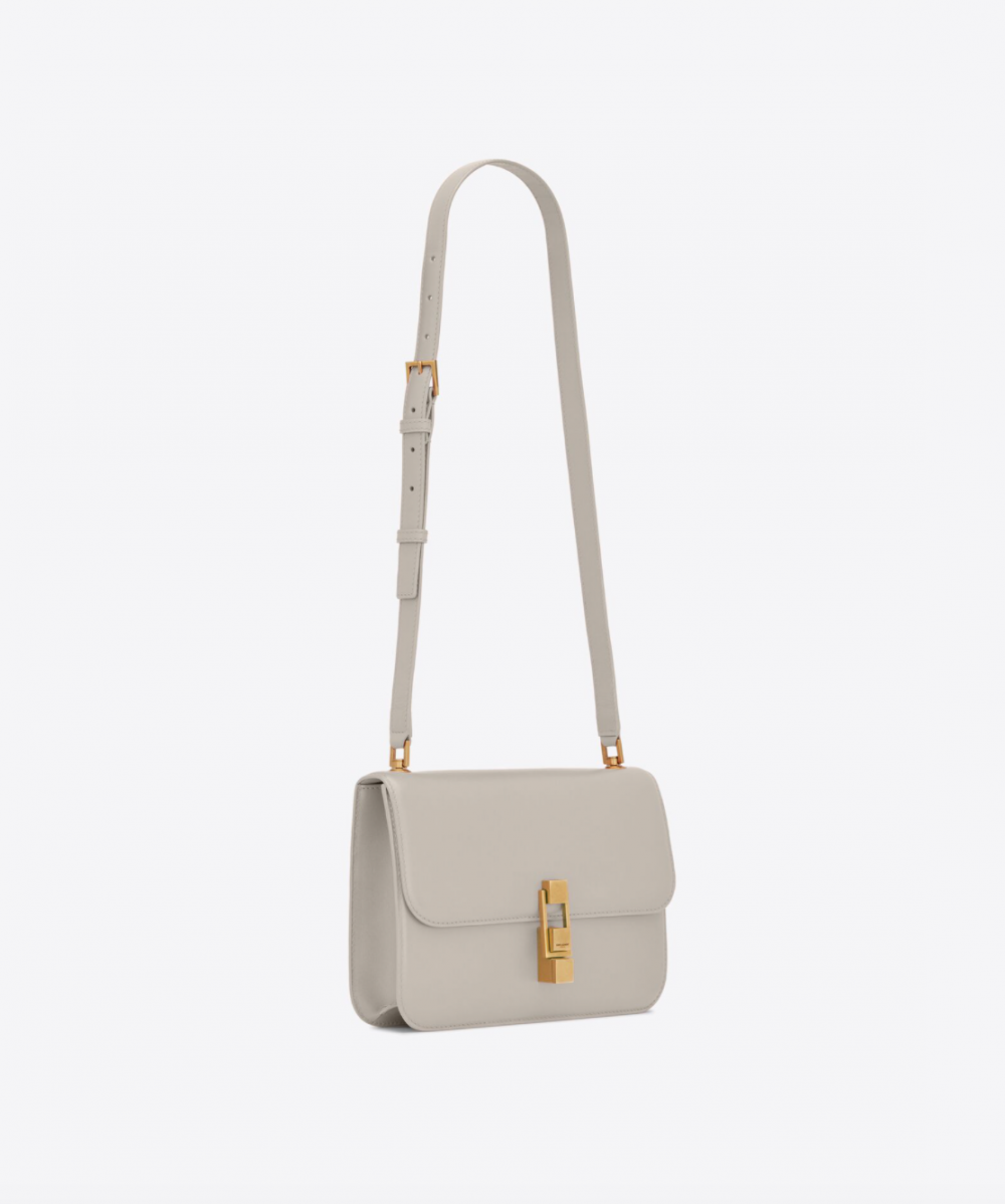 白色的Saint Laurent CARRE是非常摩登的時尚選擇