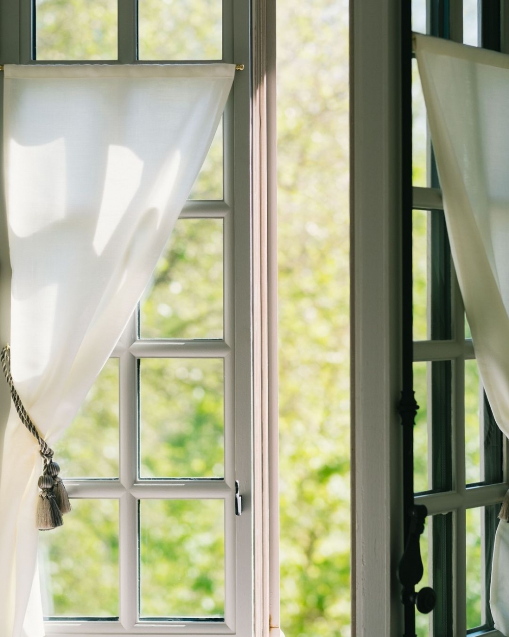 凡爾賽宮酒店-拉開窗簾