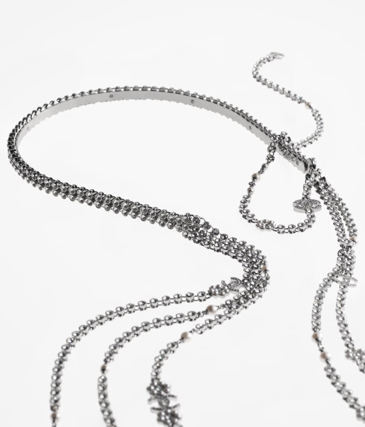 綴有水鑽及水晶「CC」Logo,再配上珍珠白調色花瓣點綴的水滴型小花