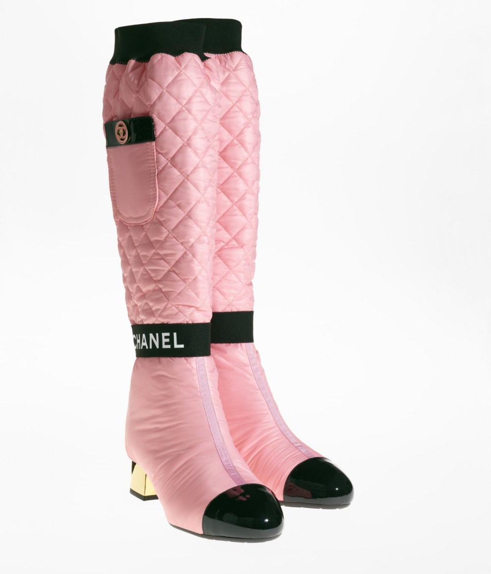 CHANEL秋冬秀場中的粉色靴子