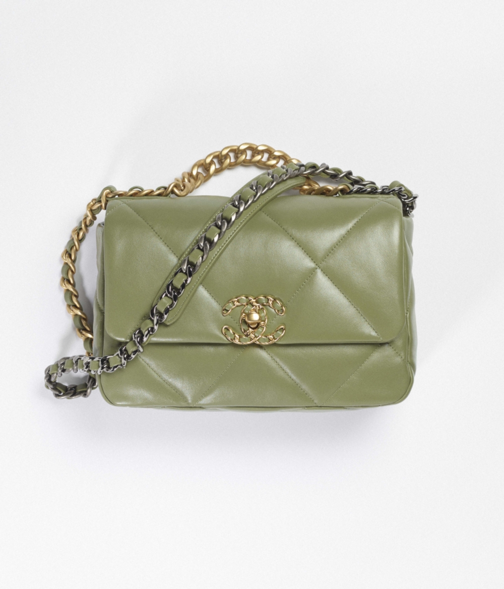 主打特大菱格紋車縫線和3種不同色澤質感的鏈節金屬鏈的CHANEL 19