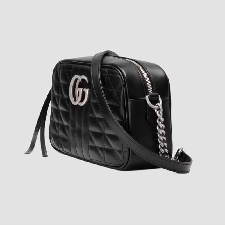 柔美袋型巧妙地與對角及垂直圖案在優雅與現代上取得完美的平衡