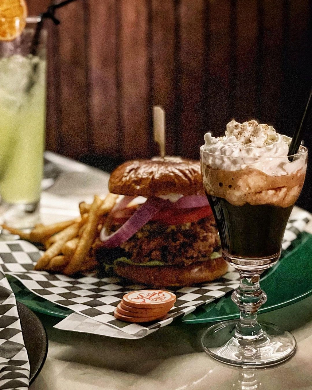 美式經典的洋蔥牛肉堡在《Kitty Taipei》