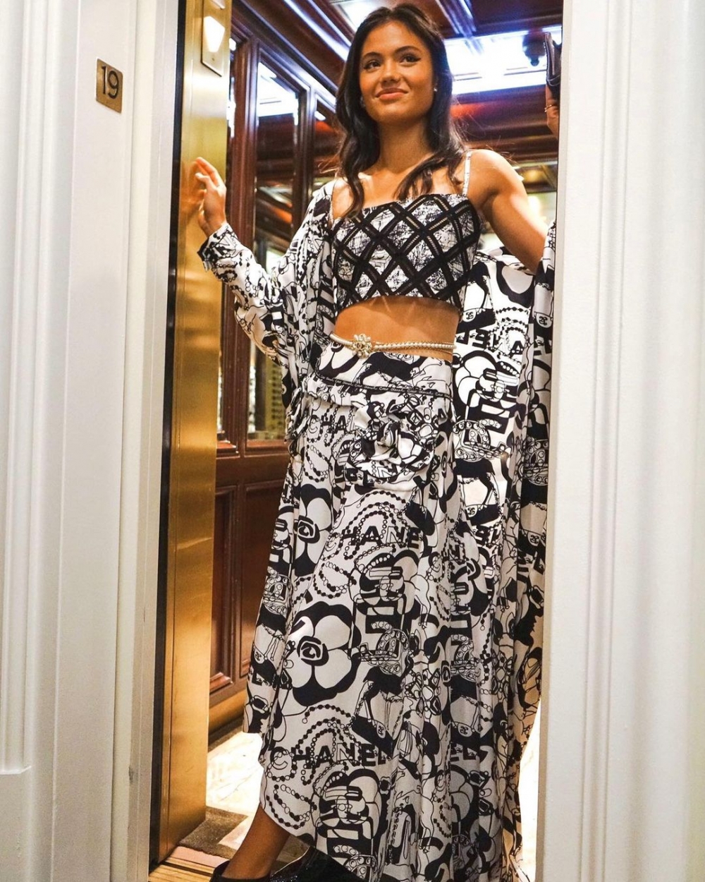 身穿CHANEL 2021/2022早春系列的時裝，華麗亮相的神秘女子，就是英國網球選手Emma Raducanu。