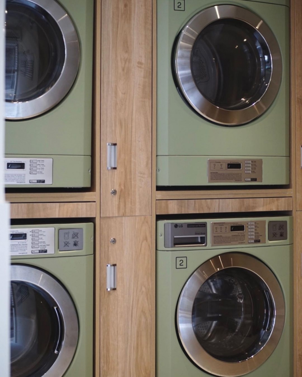 「Clean」也在這一處空間設置自助洗衣區,一進入空間就能感受到療癒和清晰感。每一包洗滌劑都是植物、低過敏性、純素,並且具有天然柔軟的特性。