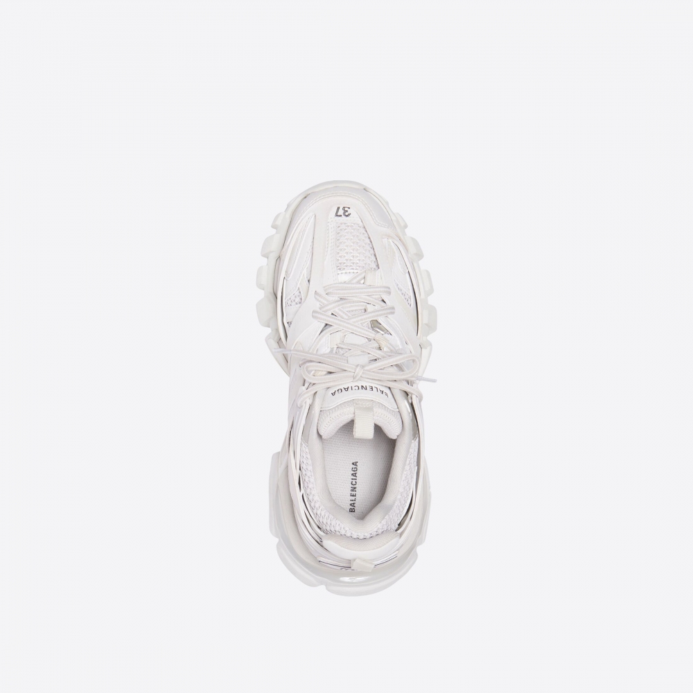 Balenciaga的 「Triple S」 亦是另一款為人熟悉的「白鞋」